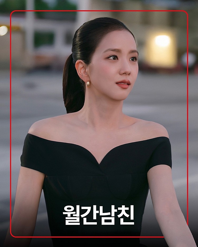 BLACKPINK 成員 Jisoo 終於又帶來她的最新作品！這次飾演一名平凡上班族徐美萊，被工作消耗到對戀愛完全提不起勁，卻因一個虛擬交友服務重新被情感牽動，在這個可訂閱、甚至可以客製化的戀愛體驗裡，她逐漸分不清自己需要的是安全無負擔的虛擬陪伴，還是真實世界的關係連結。