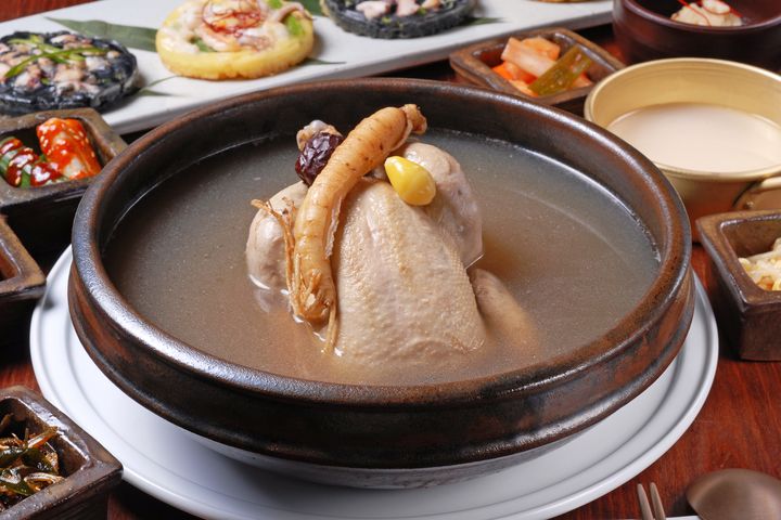 ▲冬遊韓國，不可錯過人氣美食「人蔘雞」。　圖：shutterstock／來源