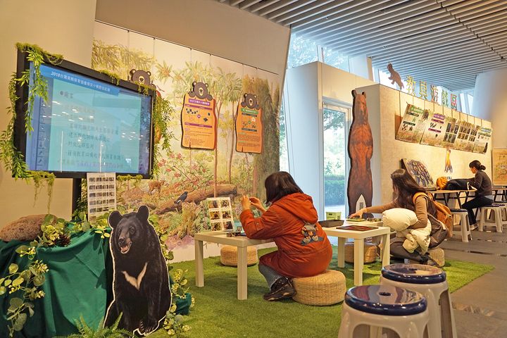 ▲民眾透過特展內容及互動遊戲與臺灣黑熊產生連結。 圖:玉山國家風景區管理處/提供
