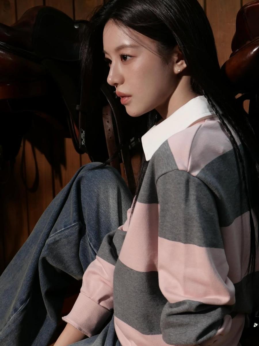 而在她的私著中,亦有多套Marithé+François Girbaud 的單品值得推薦!例如這件粉色與灰色線條交織的 Polo 衫,可愛的色彩加上搭配性高的特質,無疑是女孩衣櫃裡的必備單品。
