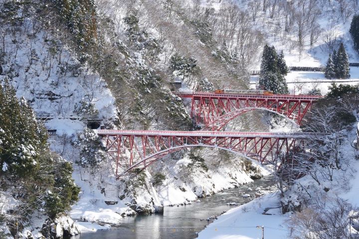▲冬季被銀白覆蓋的黑部峽谷，小火車特別運行。　圖：日本富山縣／提供