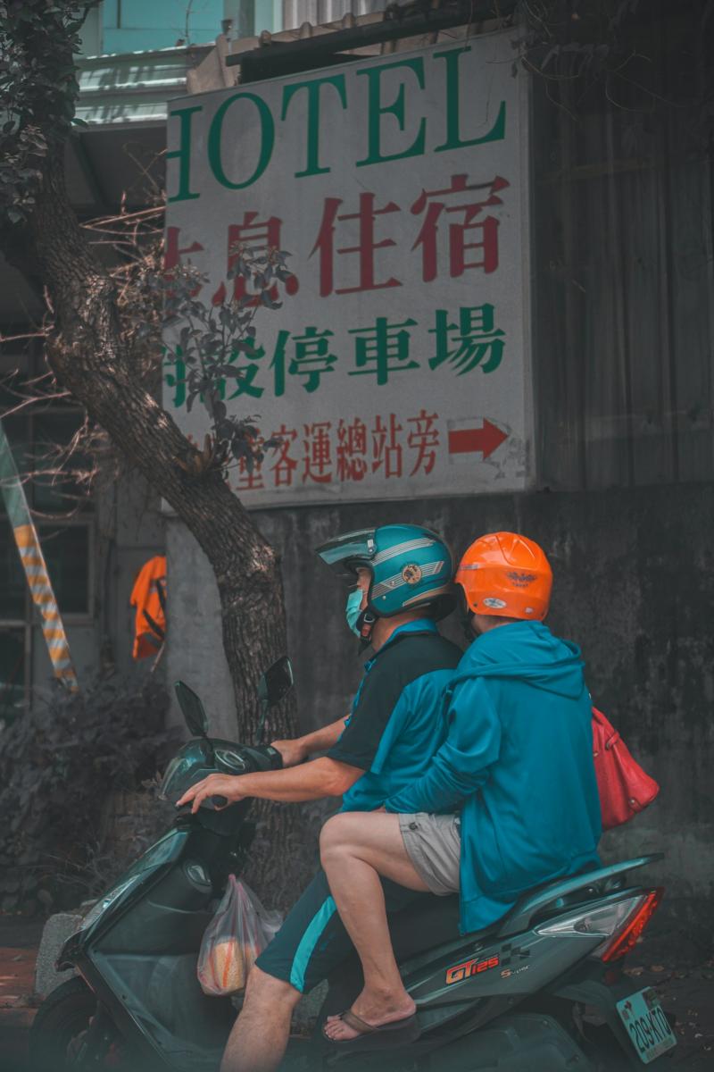 考量身體老化可能造成部分生理機能改變，包括反應時間延長、整體動作速度變慢及知覺動作表現衰退等，交通部公路局推出「高齡駕駛換照新制」。年滿 70 歲之駕駛人須通過體檢並完成安全教育課程後，方可換發駕照，首次換發之有效期限至 75 歲。年滿 75 歲者，則須每 3 年換照一次，除體檢及課程外，並須額外通過認知功能測驗，始得換發有效期限為 3 年之駕照。