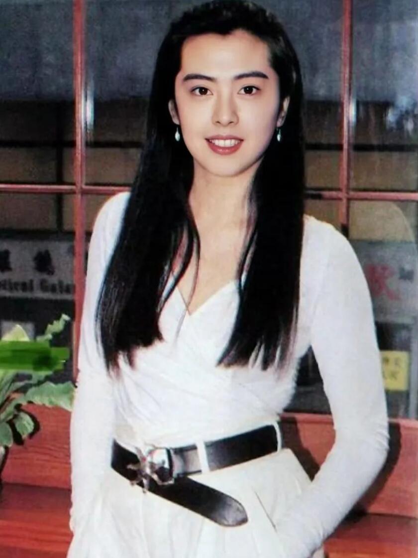 利用寬版腰帶強調腰線,是90年代常見的穿搭技巧。這套造型以「同色系層次」取勝,看似簡單,卻非常考驗比例與氣場。白色合身上衣勾勒出俐落線條,交叉式剪裁讓視覺自然集中於腰腹位置;下身搭配白色高腰褲,透過一致的色調延伸身形比例,讓整體看起來更加修長。點睛關鍵落在寬版黑色腰帶上,它不只明確劃出腰線,也為全白造型注入一點力量感與對比,使柔與剛取得平衡。這樣的穿法不追求繁複細節,而是用剪裁、比例與配件說話,是極具時尚完成度的時髦穿搭。