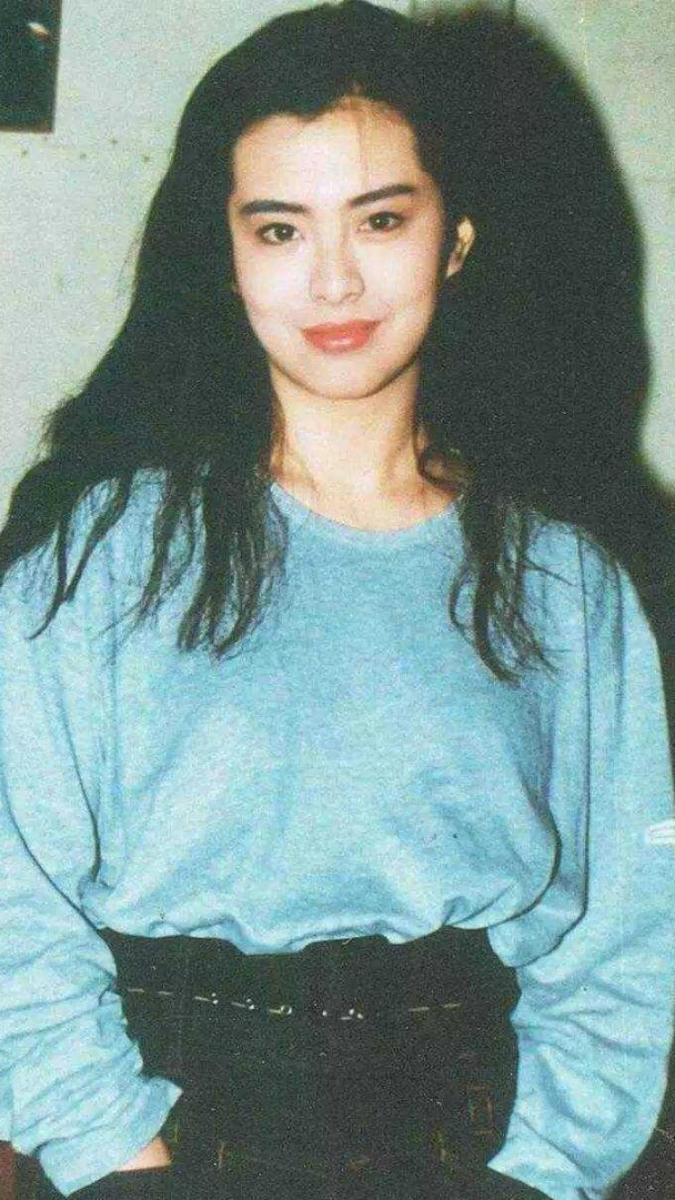 這套造型把90年代的休閒感穿得很有態度。淺藍色大學T版型寬鬆,色調柔和,讓整體氣質顯得輕鬆、不具侵略性;下身搭配黑色高腰褲,立刻穩住重心,也讓身形比例更集中俐落。真正的亮點落在腰間的銀色腰鍊,低調卻醒目,在休閒與個性之間拉出一道界線,讓看似簡單的搭配多了一道時尚層次。這種「基本款+關鍵配件」的穿法,不靠誇張取勝,卻很有記憶點,即使放到現在,依然是街頭與日常穿搭中非常好用的穿搭技巧。