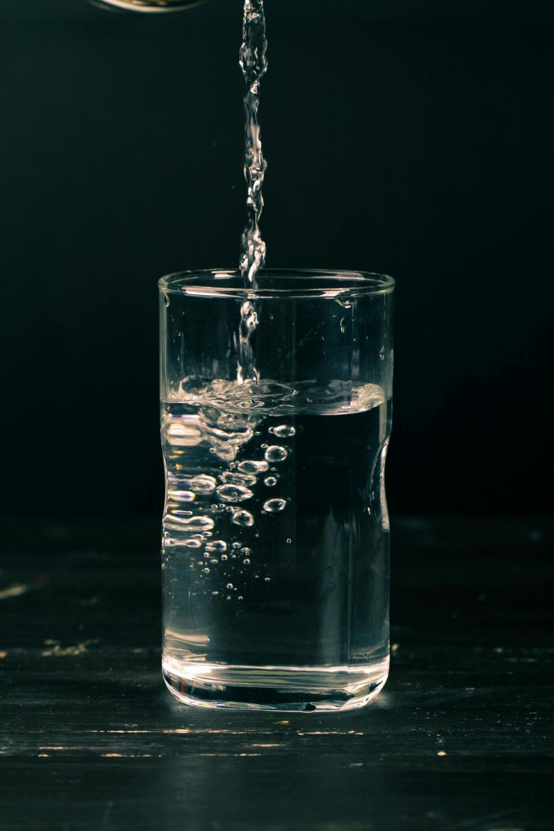 把喝水當成減脂的「開關」,往往比你想像的更有效。第一步,是在用餐前先喝水;研究顯示,餐前攝取約500毫升的水,可能透過增加胃部容積來提升飽足感,進而降低當餐的能量攝取;在搭配低熱量飲食時,也觀察到比單靠飲食調整更有利的減重結果。第二步,是用水取代含糖飲料;這不只是「少喝一杯」,而是直接刪掉一段幾乎沒有飽足感的隱形熱量;含糖飲料與體重增加風險的關聯,早已在多項研究中被反覆討論。第三步,切記不要把喝水變成硬灌;對健康成人而言,在短時間內大量灌水,可能增加低血鈉等風險,尤其在高溫或特殊狀況下更需留意。至於到底要喝多少水?美國國家醫學院提出的「成人每日總水分」(包含飲料與食物)足量攝取參考值為男性約3.7公升、女性約2.7公升,但實際仍應依身體條件、氣候與活動量彈性調整;喝得舒服、喝得持續,才是最重要的原則。