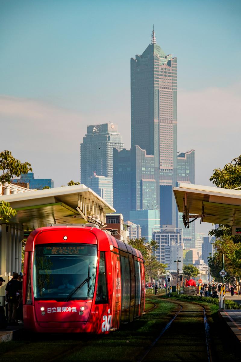 交通部觀光署宣布，將於今年 4 月起提供國旅補助，實施為期 3 個月，並跳過 7、8 月暑假旺季。民眾於週日至週四入住國內旅宿，首晚可折抵 800 元，若連續住宿第二晚，則可再折抵 1,200 元，最高補助 2,000 元。此外，觀光署規劃於明年 4 月一次抽出 12 個月份、每個月份抽出 1,000 名壽星，共 1.2 萬人，提供每人 1,200 元住宿補助，合計最高可折抵 3,200 元。