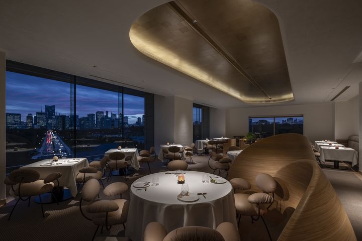 ▲米其林三星法式料理餐廳 Esterre，菜單頌揚匠心工藝。　圖：Palace Hotel Tokyo／提供