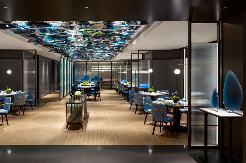 餐廳空間設計延續飯店整體的海洋意象。