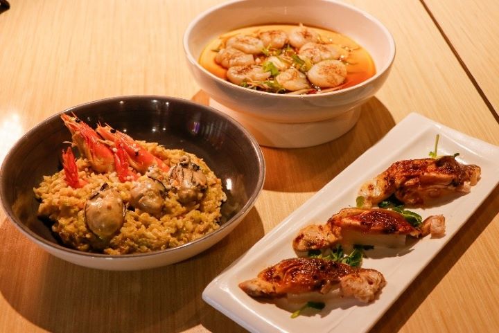 ▲「鯉魚」餐廳的干貝蒸蛋、炙燒鰤魚好彩頭與牡蠣海鮮燉飯。　圖：JFOODO／來源