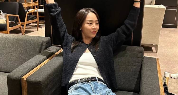 相較於戲劇中百變且充滿張力的形象,申惠善的私服風格,通常也更傾向於「乾淨、知性、率性」的簡約感。身高171公分、擁有「九頭身」完美比例的她,並不會刻意追逐誇張潮流,反而擅長以剪裁俐落的基本款單品,穿出低調卻不失質感的日常高級氛圍,也因此成為不少人心中的穿搭範本。