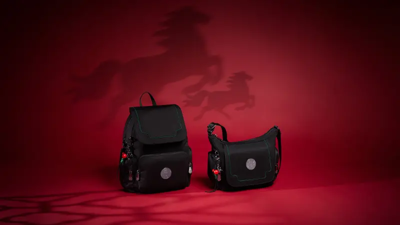▲Kipling「馬上猴你好運包」系列-CITY ZIP S 猴子包 、GABB S牛角包,兼具美觀與實用。(圖/品牌提供)