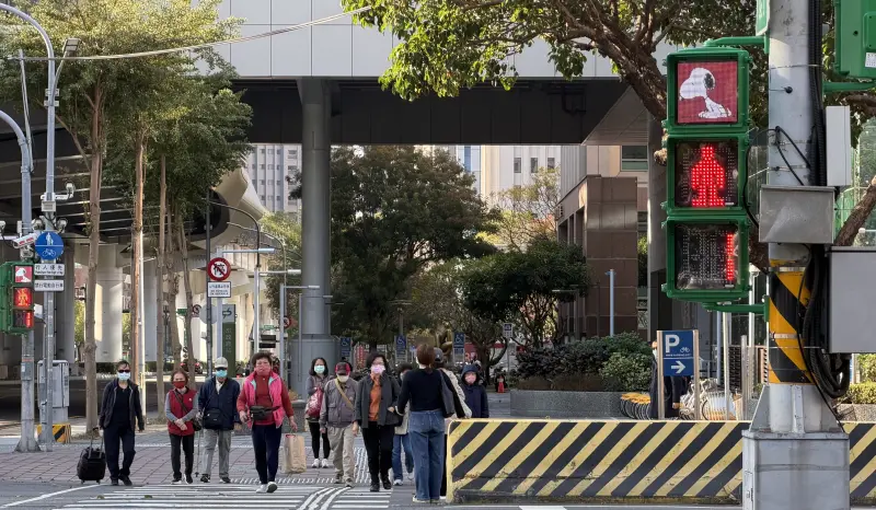 ▲台中民眾停等紅燈時,可以欣賞史努比打盹的可愛模樣。(圖/台中市政府提供,2026.01.19)