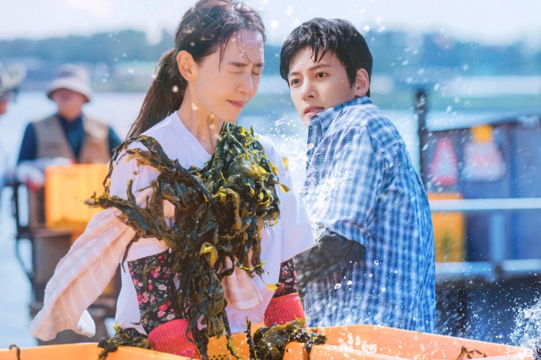 由《山茶花開時》導演車英勳、《Go Back夫妻》權慧珠編劇聯手打造,演員更是由韓國實力派演員池昌旭和申惠善主演!故事劇情發生在濟州島上,一位外表看似光彩照人、事業如日中天的女主角,在某天失去自我後回到故鄉三達里。
