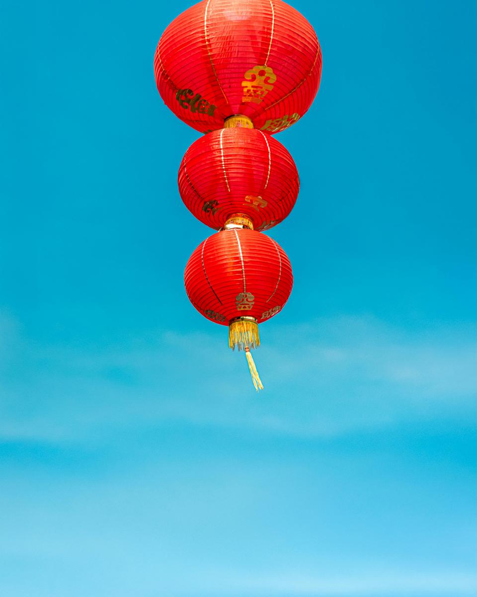 除了文化與心理層面,換新鈔其實也有非常實際的理由。根據中央銀行與金融機構公開說明,流通鈔票本就容易附著細菌與污垢,尤其經過長時間使用、反覆轉手的舊鈔。農曆年前集中兌換新鈔,一方面是因應節慶需求,另一方面也是例行性的鈔券汰舊換新。對銀行體系而言,這段期間本來就是清理破損鈔票、補充流通新鈔的重要時點。對民眾來說,使用新鈔包紅包,也降低了將不潔或破損鈔票交給孩童與長輩的風險。這層考量往往被忽略,卻是官方多年來持續推動新鈔兌換機制的現實原因之一。