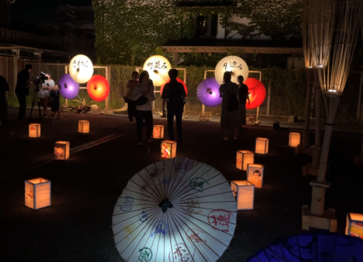 ▲夏季小野川沿岸街邊會擺設許多和傘、燈籠等燈光裝置藝術。　圖：千葉縣／提供