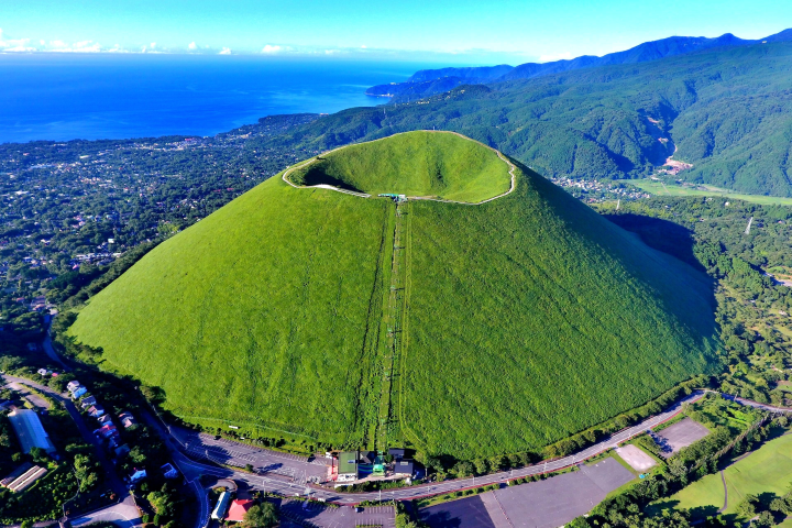 ▲春季的大室山會重新長出一層翠綠的草地。　圖：伊東市／提供
