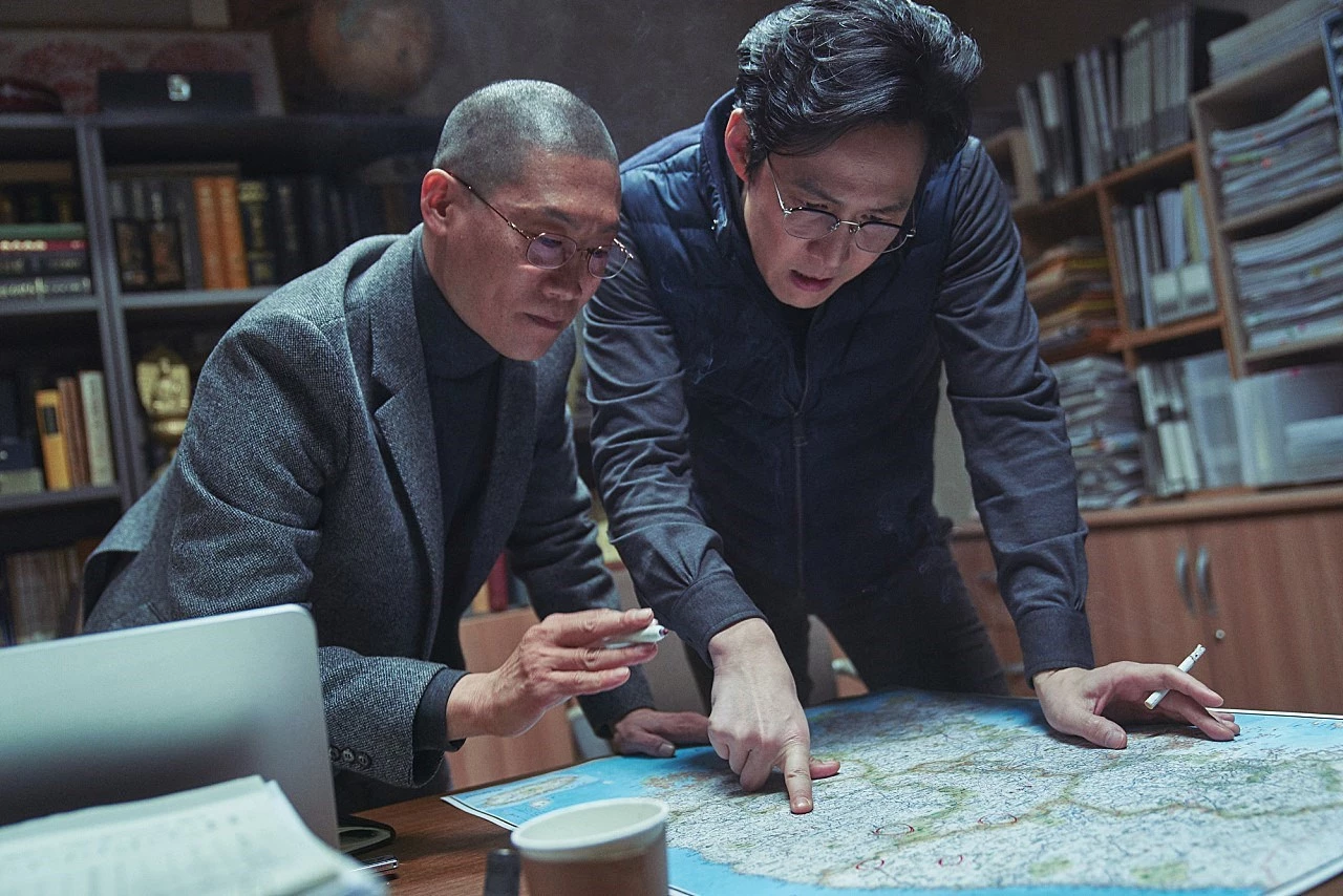 2019 年在韓國引起轟動的《娑婆訶》,由《黑祭司》的導演張在現自編自導,李政宰、朴正民等實力派演員主演,故事講述一名專門調查邪教與異端信仰的牧師朴雄宰,因一樁隧道事故中的謀殺案而與出家的和尚攜手,開始追查一個神秘宗教團體,進而揭露出一連串牽涉靈異與信仰矛盾的事件。