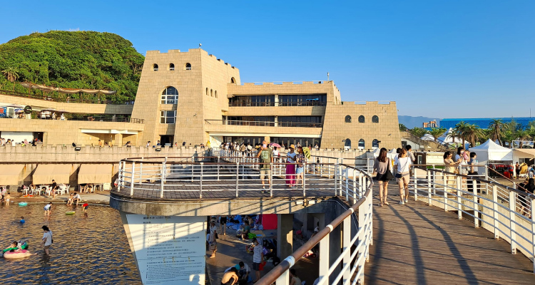 再長大一些,高中戶外交學又來到這裡。當時公園裡還留有一些老舊遊樂設施,我跟同學心血來潮跑去玩空中腳踏車,結果踩到一半整台「大卡住」!完全動彈不得。唯一能做的就是等救援,不然跳下去可是會摔成重傷。幸好工作人員及時駕著另一台空中腳踏車來救我們,才安全落地。