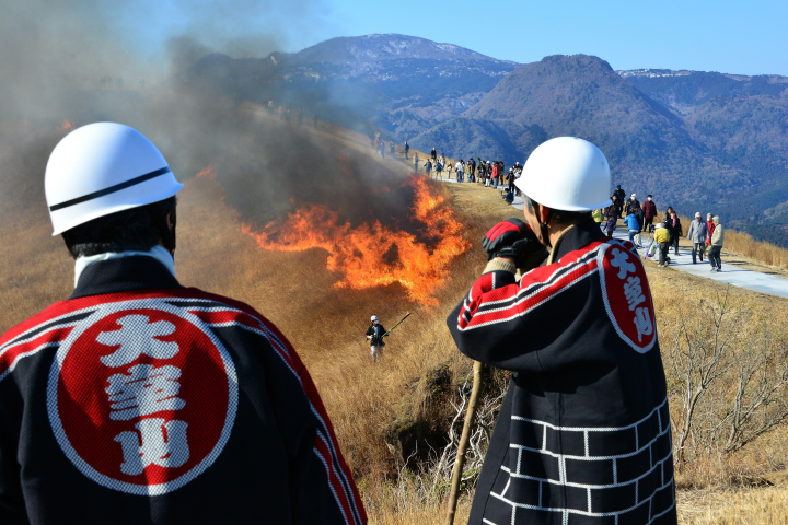 ▲早上09:15會先進行火山口內的燃燒活動。　圖：伊東市／提供