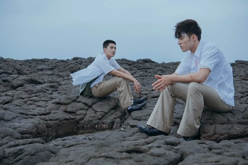 一舉捧紅陳昊森與曾敬驊兩位男神的《刻在你心底的名字》,電影以 1980 年代解嚴前後為背景,描寫兩名少年在壓抑社會氛圍中無法言說的情感,電影以回憶敘事方式展開,將青春、恐懼與自我否定交織成一段深刻的成長故事。