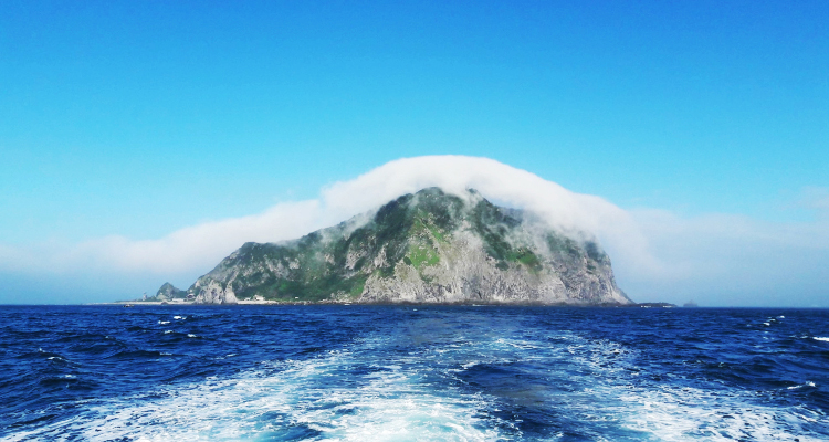「基隆嶼」,有個可愛的別名叫「台灣龍珠」,是一座火山島,四周全是懸崖峭壁,長約960公尺、寬約400公尺,島上最高海拔約為182公尺,狀似鯨魚。休島期間,官方也沒閒著,會整理步道、公共設施,還會配合海洋保育教育做淨灘、推廣友善環境…等活動,真正落實永續觀光。