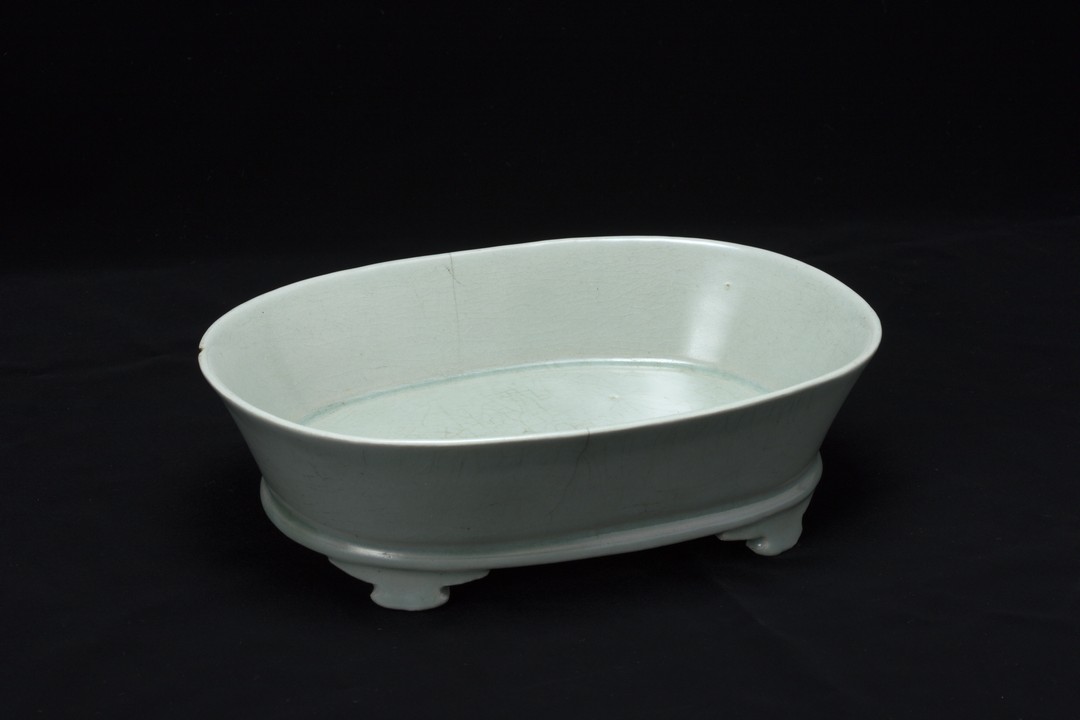 除了三大展件，另一個亮點是「眉山蘇氏三世遺翰」，收錄蘇洵（1009–1066）、蘇軾（1037–1101）、蘇轍（1039–1112）三代手稿的珍貴冊頁。2014 年，故宮赴日舉辦「台北 國立故宮博物院—神品至寶—展」，於東京國立博物館與九州國立博物館展出，其中〈蘇洵致提舉監丞尺牘〉便為重要展品，策展人讚譽其深具超然、脫俗之趣。