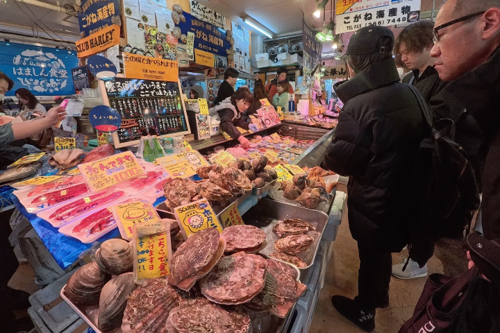 ▲KOGANE 海產物提供各種新鮮魚類現場料理，在店家的側方可以直接立食。　記者-游琮玄／攝影