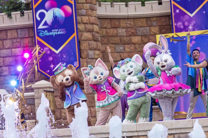 ▲七位萌友首次限時同台亮相「迪士尼好友 Live：城堡派對」20周年慶典。　圖：香港迪士尼樂園度假區／提供