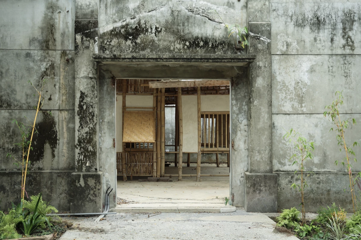 位於雲林斗六與古坑交界的百年歷史建築「斗六糖廠」正式轉型登場,化身為全臺首座竹產業創生聚落——「斗六糖廠竹創基地」,成為雲林最新熱門景點與文化新地標。基地占地 3.9 公頃,融合竹構建築、工藝美學、生態永續與地方創生理念,不僅活化閒置 30 年的工業遺址,更打造兼具展覽、教育、體驗與城市公園功能的複合空間。