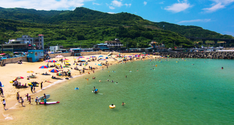 說到在「大武崙白沙灘」附近的海景美食餐廳推薦名單中,要特別推薦給《Bella儂儂》讀者們的,是一間主打各式手工披薩、義大利麵與燉飯的「穀得商行」。在復古的中式古厝裡品嚐義式料理,帶著一點衝突感,卻意外成為獨特的異國風味。