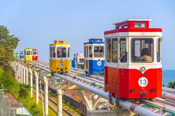 ▲遊釜山搭繽紛膠囊列車，行進中感受360環覽美景。　圖：shutterstock／來源