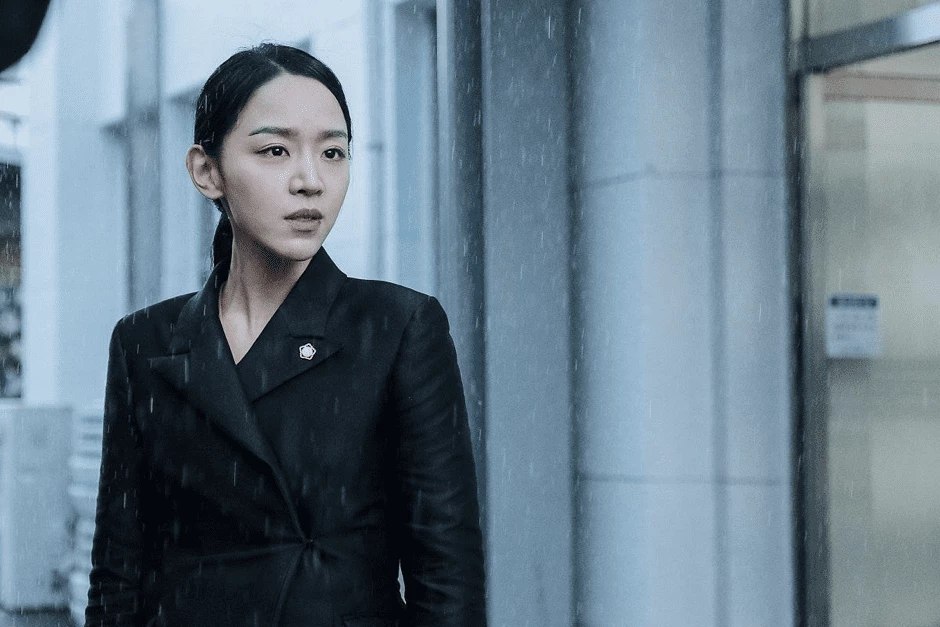 《翻供》則為申惠善首部擔任女主角的電影作品,講述由裴宗玉飾演的失智症母親,因為被懷疑在葬禮上下毒,導致村里多人死亡,而身為首爾大律師的女兒要為自己的母親翻供。