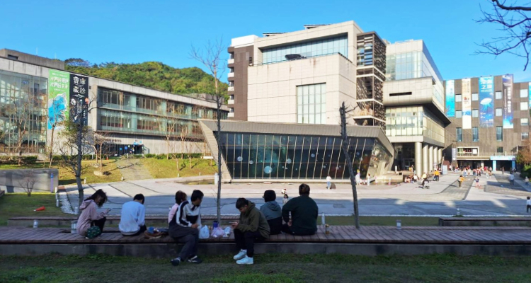 位於「八斗子潮境公園」附近的「國立海洋科技博物館(簡稱:海科館)」,是基隆最適合親近海洋的景點之一。這裡擁有壯闊的山海景,一眼望去就是海天一線,大片綠意草皮上,你可以坐著看海、吹海風,享受慵懶又愜意的午後時光。