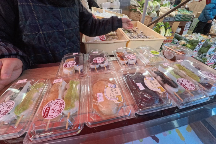 ▲管源糰子店有甜醬油、黑芝麻、核桃、毛豆尼、紅豆泥等五種口味。　記者－游琮玄／攝影