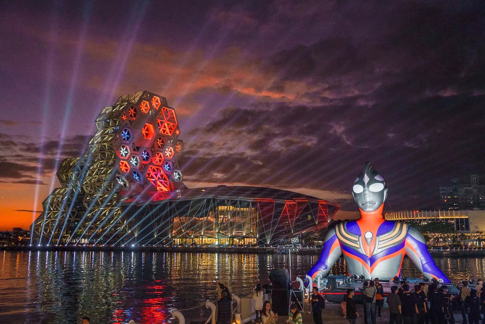 入夜後的冬日遊樂園，透過燈光設計與主題視覺，將港灣空間轉化為大型戶外光影舞台，燈飾沿著碼頭、水岸與倉庫建築延伸，形成層次豐富的夜間景觀。