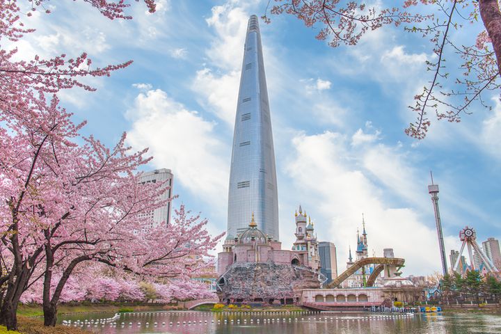 ▲韓國首爾樂天世界遊樂園和石村湖春日美景。　圖：shutterstock／來源