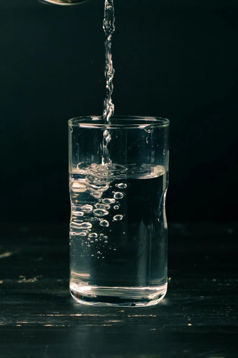 餐前飲水被視為最基礎、也最容易被忽略的減重技巧。多項營養研究指出，進食前約20至30分鐘補充足量水份，有助於增加胃部容積感，讓大腦更快接收到飽足訊號。這種方式並非抑制食慾，而是讓進食節奏變得更理性，避免在尚未察覺飽意前就攝取過量。對多數久坐或外食族而言，口渴與飢餓經常被混淆，先喝水可有效減少「無意識進食」。實務上不需精準計算毫升數，只要建立「吃正餐前先喝一大杯水」的固定順序，就能在不增加心理壓力的情況下，逐步降低單餐總熱量。