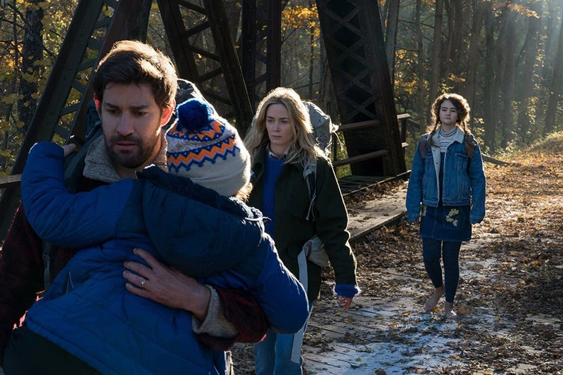 由導演兼主演卡拉辛斯基(John Krasinski)及老婆艾蜜莉·布朗(Emily Blunt)主演的《噤界》同樣是不少人心中的恐怖片經典,電影設定在對聲音極度敏感的外星怪物侵佔地球的世代中,人類必須在近乎無聲的世界中生存。