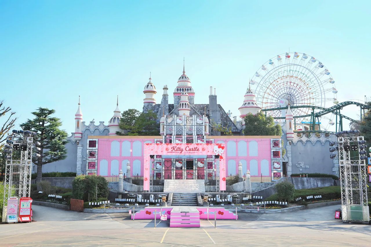 日本最大 Hello Kitty 樂園即將全面升級!位於九州大分縣的三麗鷗和諧樂園(Harmony Land),正式公開全新「娛樂度假村」擴建設計圖,宣告這座深受親子與粉絲喜愛的三麗鷗主題樂園,將從單一遊樂園轉型為結合遊樂設施、表演空間與住宿體驗的夢幻度假型目的地,以「世界上最溫柔的地方」為核心理念,重新定義日本 Hello Kitty 樂園的未來樣貌。
