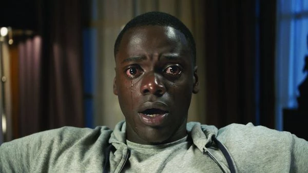 讓導演喬登·皮爾(Jordan Peele)一躍成名的《逃出絕命鎮》,故事講述一名非裔男子前往白人女友家中拜訪,看似熱情友善的家庭氣氛,卻逐步透露出難以言喻的詭異感。