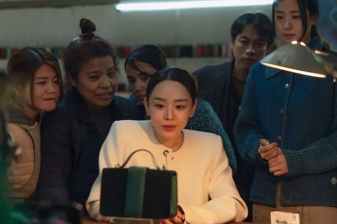 近期在 Netflix 熱播的《莎拉的真偽人生》故事從「下水道出現一具無名女屍」揭開序幕,線索牽扯到一個突然崛起的奢侈品牌總裁「金莎拉」。刑警朴霧炅一路追查,卻發現關於莎拉的學經歷與人際敘事彼此矛盾,她的真實身份卻是個謎團,在不同人口中的她就像是「完全不同的人」,隨著劇情每挖出一段過去,就像拆掉一層漂亮包裝,莎拉的故事也一次次改寫。