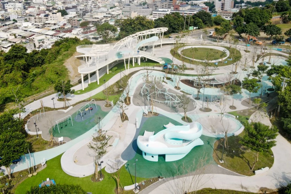 坐落於彰化市中山路上的「八卦山天空遊戲場」,是一座嶄新的唯美地標。本案由經濟部產業發展署主辦,台灣設計研究院與彰化縣政府透過「城市美學計畫」合作推動,以「雲朵」為意象,結合自然景觀與共融設計,打造中台灣首座以「天空」為主題的全齡共享公園。