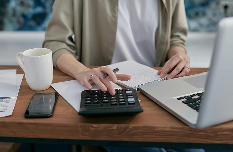 行為經濟學稱這為「心理帳戶(Mental Accounting)」對於沒有被清楚歸類的金錢,控制力最低。當薪水、獎金、投資收益全混在同一個帳戶,決策會高度依賴情緒與當下狀態,而非長期規劃。