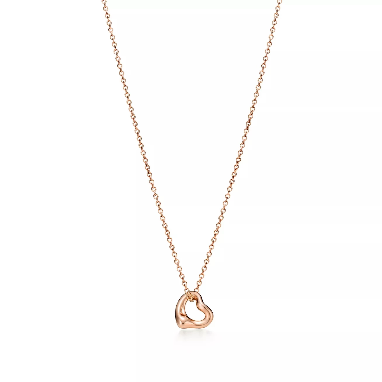 Elsa Peretti 為 Tiffany & Co. 設計的 Open Heart,可說是珠寶史上最具辨識度的心形設計之一。她在1970年代提出「有機線條」的設計理念,讓珠寶呈現柔和流動的曲線,而非傳統的裝飾性輪廓。這款 Open Heart 項鍊以18K玫瑰金打造,7毫米的尺寸小巧精緻,鏤空結構使整體看起來更輕盈。設計看似簡單,實際上比例經過精密調整,使心形弧度自然且優雅。多年來,Open Heart 一直被視為品牌的經典象徵之一。對於想入手第一件精品珠寶的人而言,它的魅力在於耐看且不受潮流限制,無論搭配襯衫、洋裝或針織衫,都能輕鬆融入日常造型。