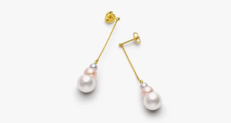 Tasaki「Triple Pearl」系列,以柔和色調交織出優雅層次,彷彿將溫柔與光芒一同收藏。作為母親節禮物,這樣細膩又富有設計感的耳環,再適合不過!不僅象徵對媽媽多年付出的珍視,也像這對三色珍珠設計一般,承載著愛、陪伴與感謝的不同面向。隨著步伐輕輕搖曳的金鍊,更像是在日常中替媽媽增添一抹閃耀時刻,讓她在每個平凡日子裡,都能感受到被用心呵護的幸福。(商品價格約:NTD 102,000)