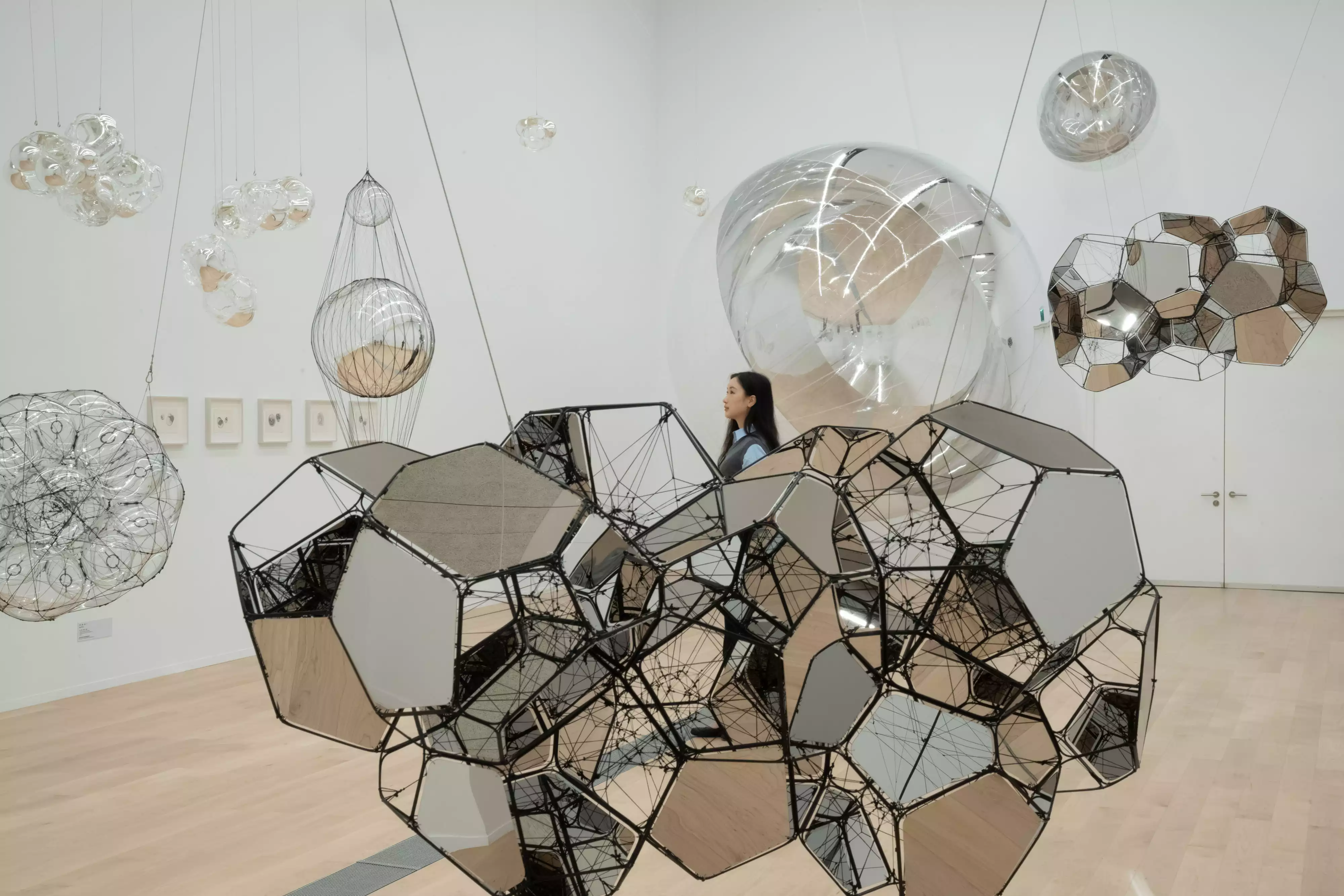 新北美術館《托馬斯．薩拉切諾：共織宇宙》「熱力學的想像」展間一隅。