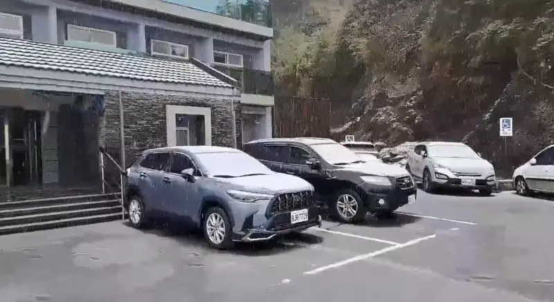 ▲合歡山松雪樓上午7點多急下一陣冰霰。(圖/林業署南投分署提供,2026.03.09)