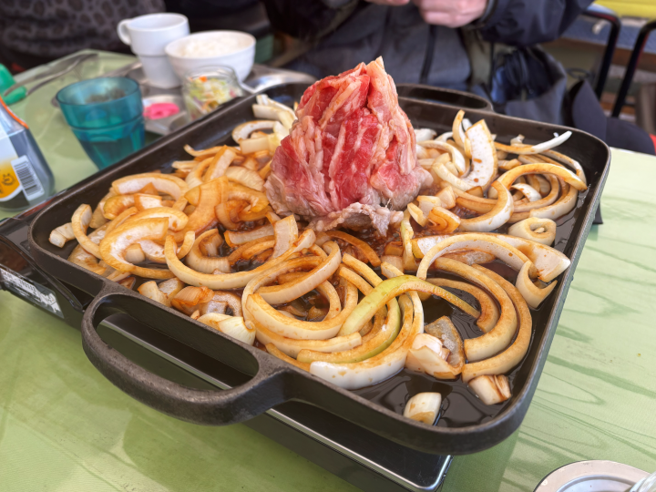 ▲牛五花與洋蔥透過鐵板炙烤後，濃郁肉香與甜味交織，香氣撲鼻非常下飯。　圖：向日遊／提供