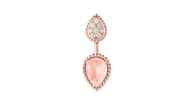 Boucheron「Serpent Bohème」的水滴造型非常修飾臉型,尤其是這種「雙水滴」的設計,增加了視覺上的跳躍感。相較於其它彩色寶石,粉紅色石英又多了一份透明的仙氣,非常適合搭配氣質清新的母親。(商品價格約:NTD 138,000)