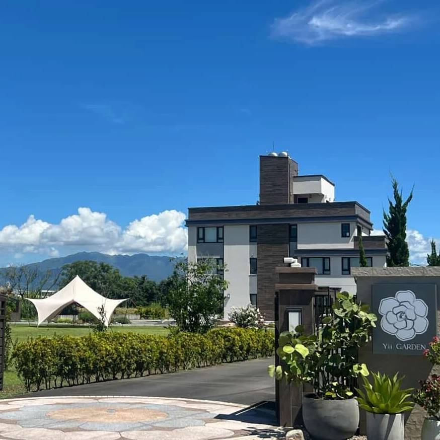 走進Yii GARDEN Cafe,你其實踏入的是一段生活美學的轉化。原本這棟歐式風格的獨立建築是屋主私人接待朋友的招待所,沒有對外營業。後來,他思考把這片環境與空間分享給更多人欣賞,於是決定把一樓的公共區域整理成咖啡廳,並選擇在週五到週一時段開放給客人。